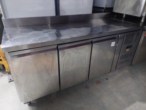 Стол холодильный Gastrorag GN3200T 180х70х85